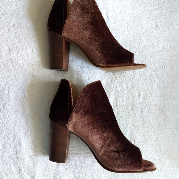 STEVE MADDEN KAITT  BROWN VELVET BOOTIES - Picture 7 of 10